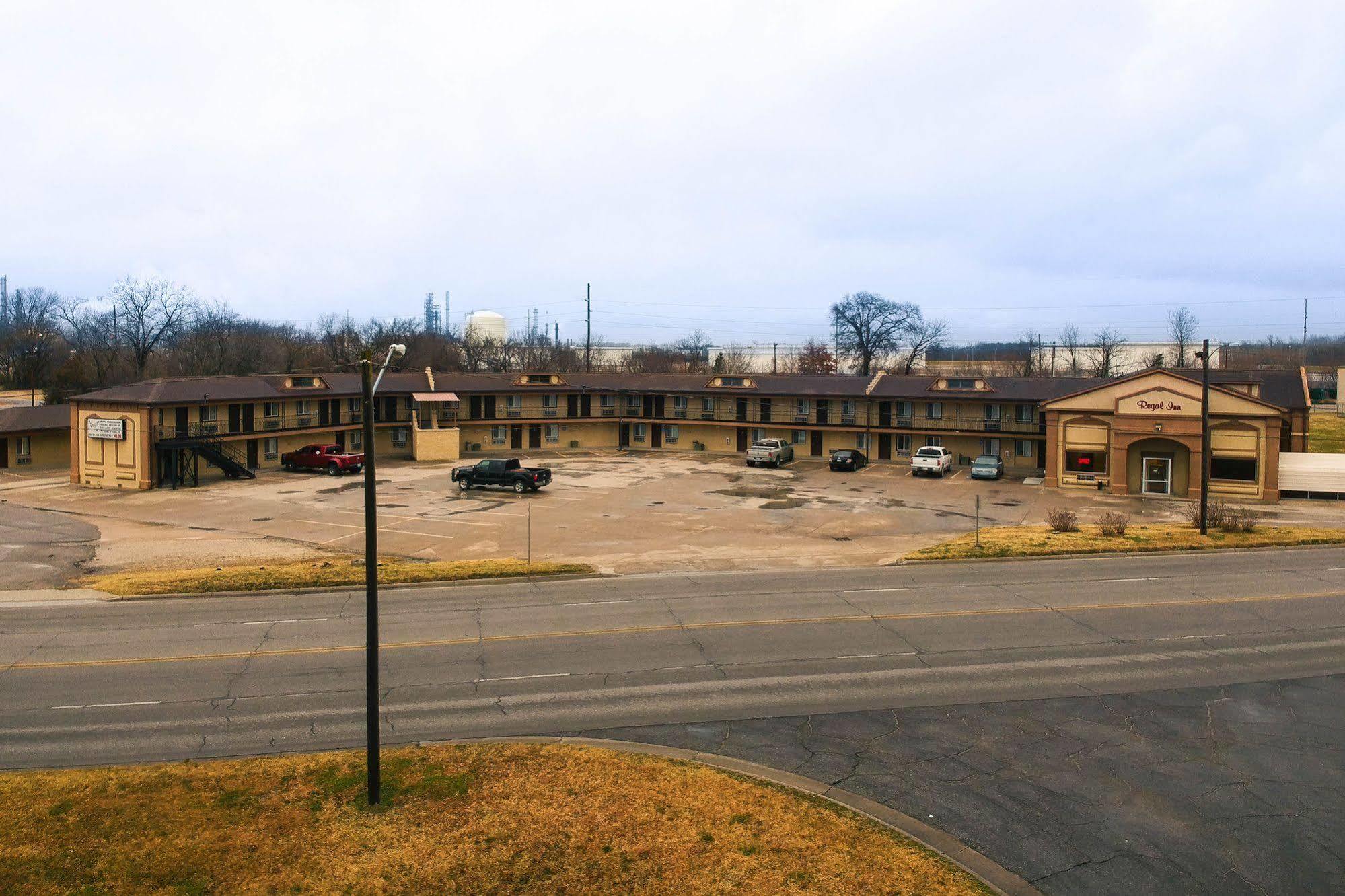 Regal Inn Coffeyville Exterior photo