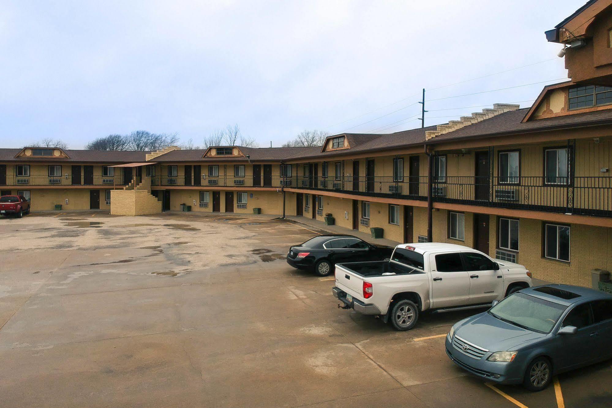 Regal Inn Coffeyville Exterior photo