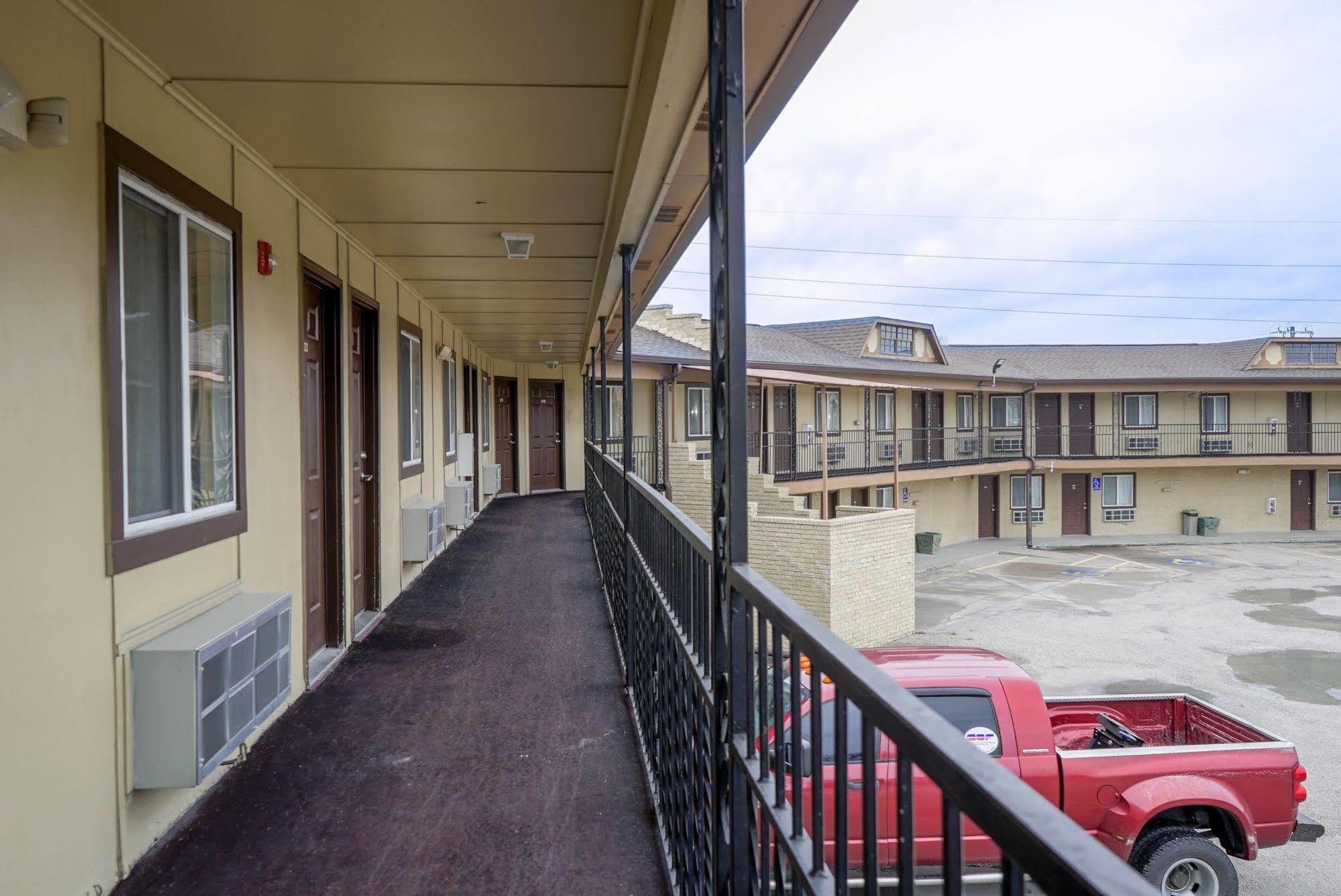 Regal Inn Coffeyville Exterior photo